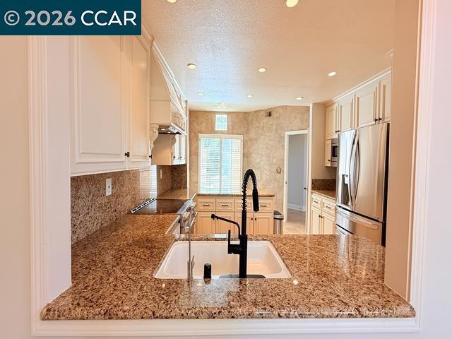 Building Photo - 6220 Lakeview Cir