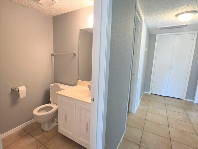 Building Photo - 10526 Chapel Hill Dr