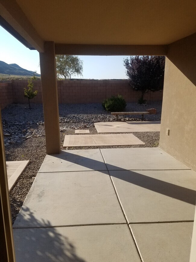 Building Photo - 4 bed 2 bath home in Huning Ranch.
