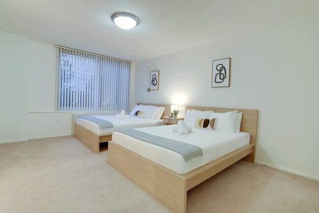 Building Photo - 1600 S Eads St