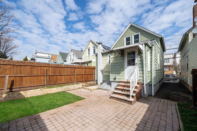 Building Photo - 46 E 16th St