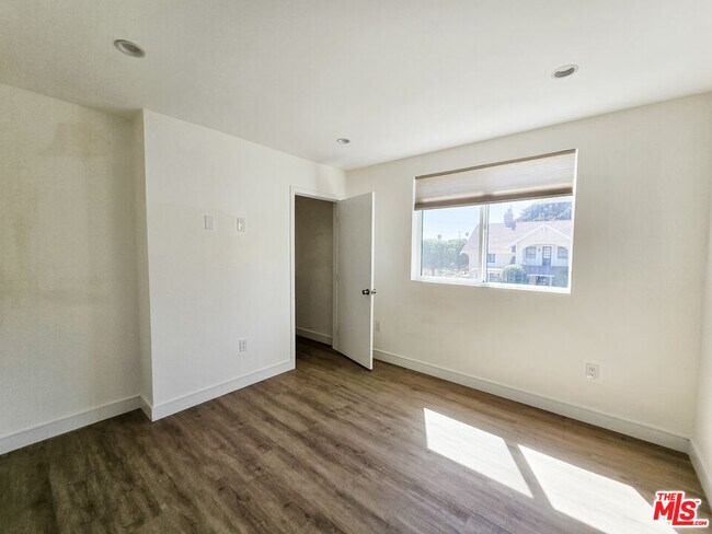 Building Photo - 3524 Bronson Ave
