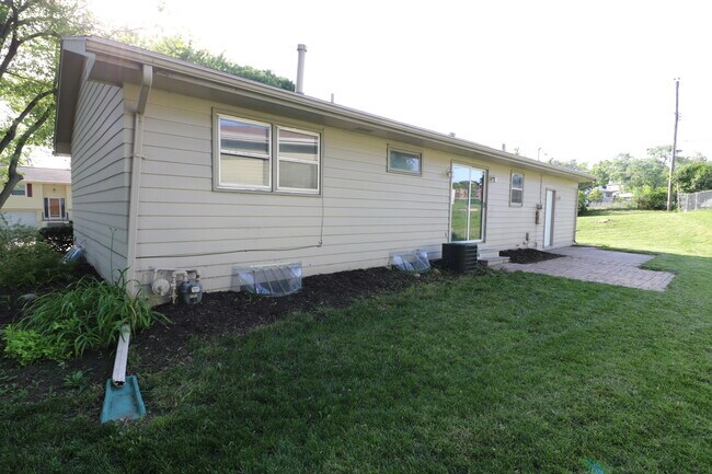 Building Photo - 1409 Thomas Dr
