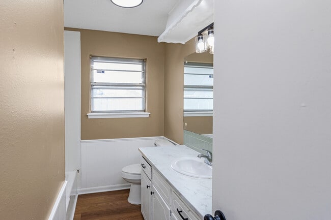 Building Photo - 4804 NW Hoover Ave