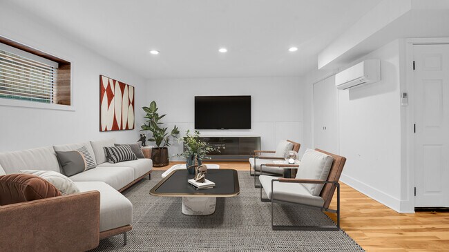 Building Photo - 8325 SW Terwilliger Blvd