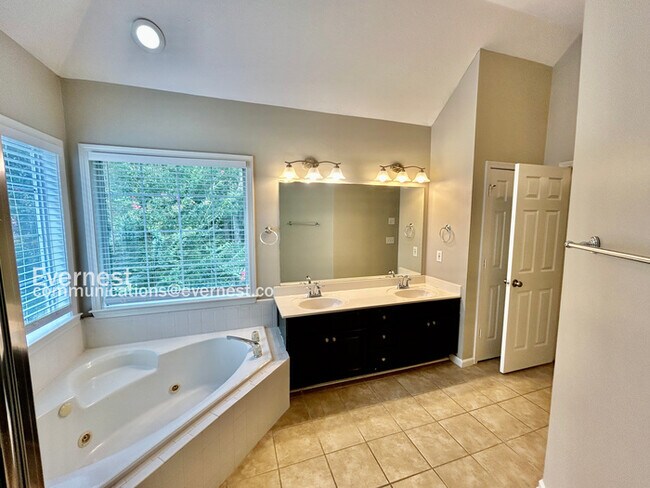 Building Photo - Limited Time Special Offer / Spacious 4 Bedroom Home in Suwanee / Large Yard / Pet Friendly