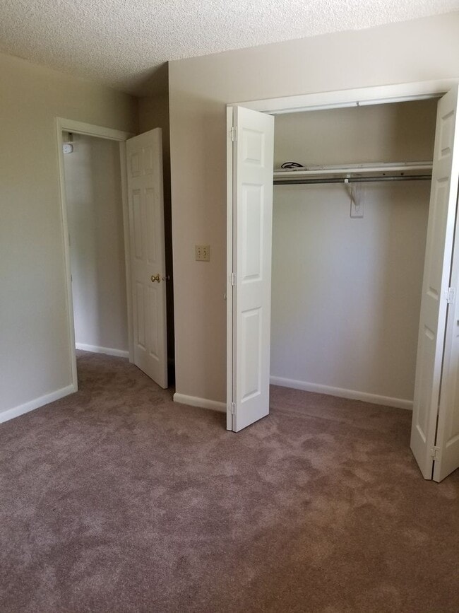 Building Photo - r332