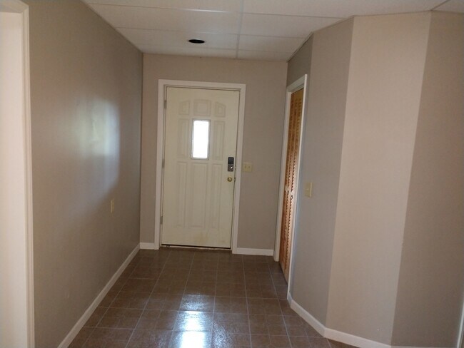 Foyer - 1101 Odes Wilson Rd