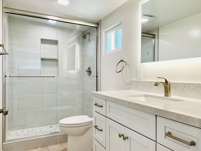 Building Photo - STUNNING 5BD/3BA RESIDENCE IN SERRA MESA! ...
