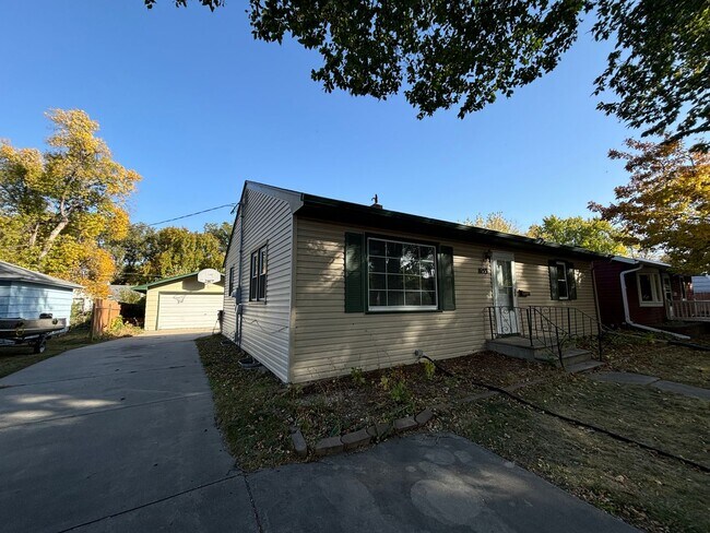 Building Photo - 1653 2nd St N