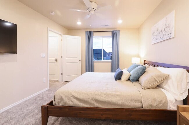 Building Photo - 717 E Elgin St