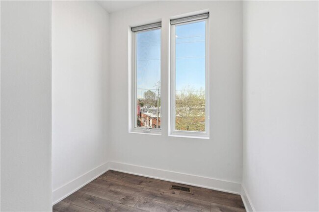 Building Photo - 1207 Chelsea Cir NW