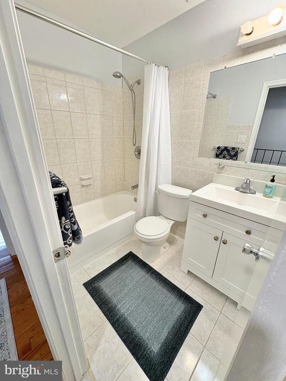 Building Photo - 9710 Lakepointe Dr