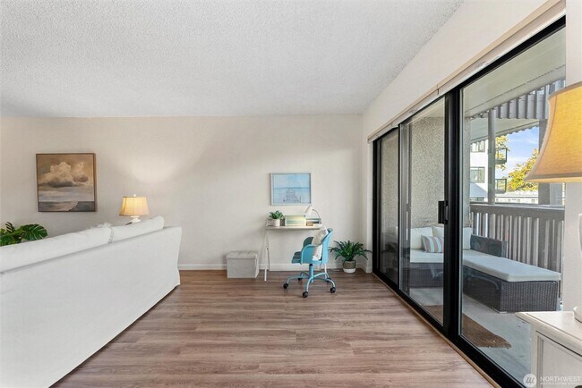 Building Photo - 2550 Thorndyke Ave W