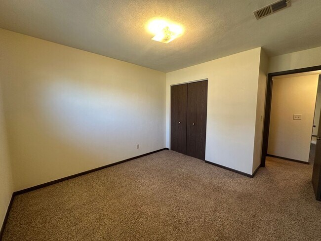 Building Photo - 2 Bedroom/1 Bath Apartment For Rent