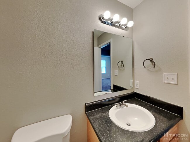 Building Photo - 2220 Lakecrest Dr