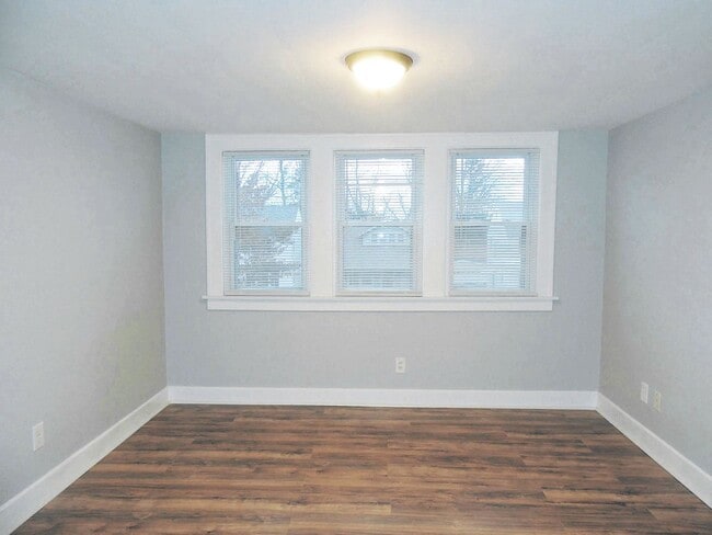 Building Photo - 5 Bed - 2 Full Bath Cape Cod for Rent!