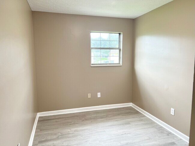 Building Photo - 1420 Kingswood Way