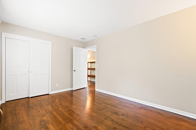 Building Photo - 215 Oak Ave