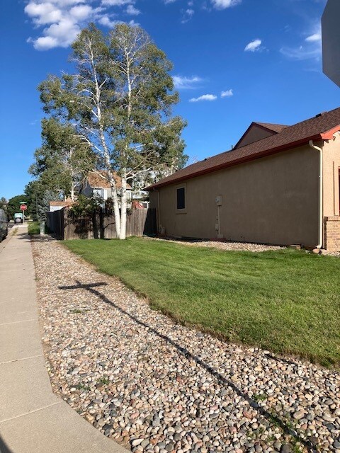 Corner with lots of parking - 5887 Granby Hill Dr