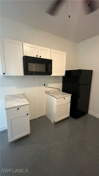 Building Photo - 2167 Della Dr