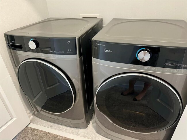 Building Photo - 2452 Skyline Lp