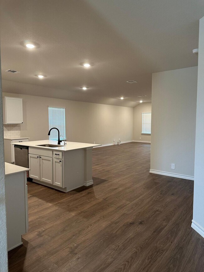 Building Photo - 21150 Boulder Flts