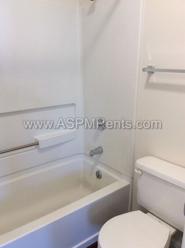 Building Photo - W Jordan Nice 3 Bed 2 Bath Townhome with pool