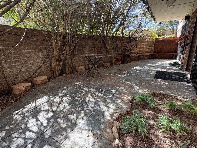 Building Photo - Lovely 2 Bedroom and 2 Bathroom Condo w/ D...