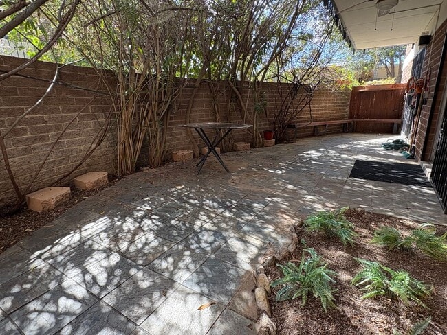 Building Photo - Lovely 2 Bedroom and 2 Bathroom Condo w/ Den! Lots of Space! *SPECIAL OFFER 1/2 Off First Month's...