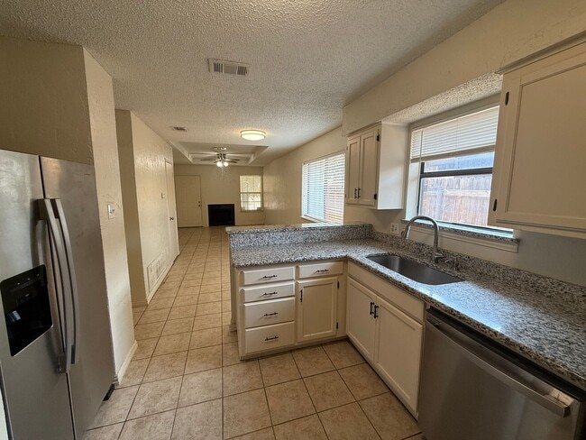 Building Photo - 2 bedroom 1 bathroom Duplex in 76015