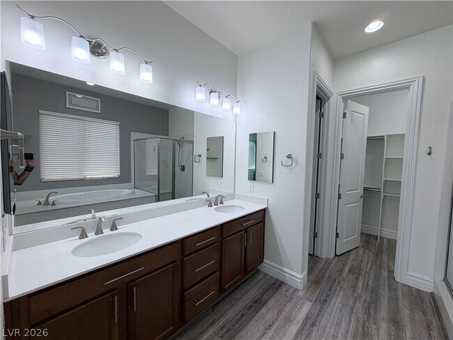Building Photo - 9936 Wildhorse Cyn Ave