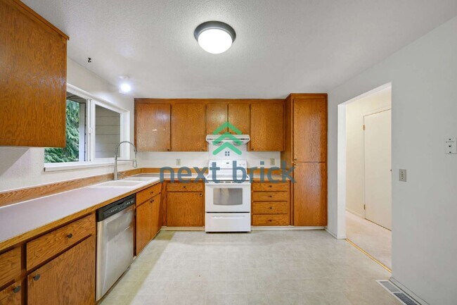 Building Photo - Spacious 4-Bedroom Retreat with 3 Full Baths in the Heart of Redmond – 2,490 Sq Ft of Comfort!