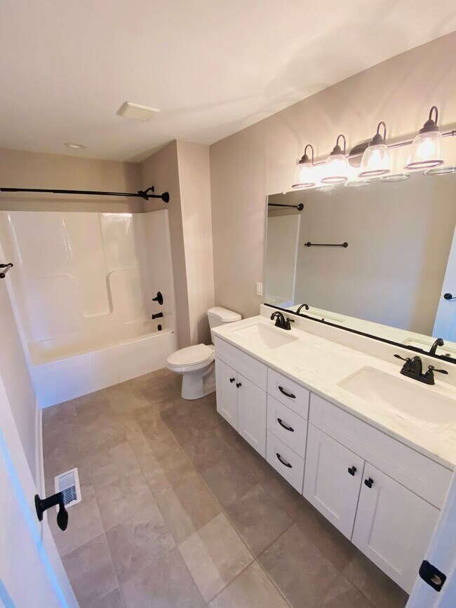 Building Photo - Great Location 3 Bedroom House