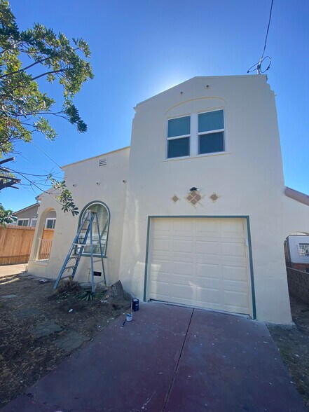 Primary Photo - 207 Curry Ave