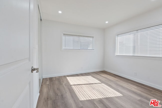 Building Photo - 10806 Doty Ave