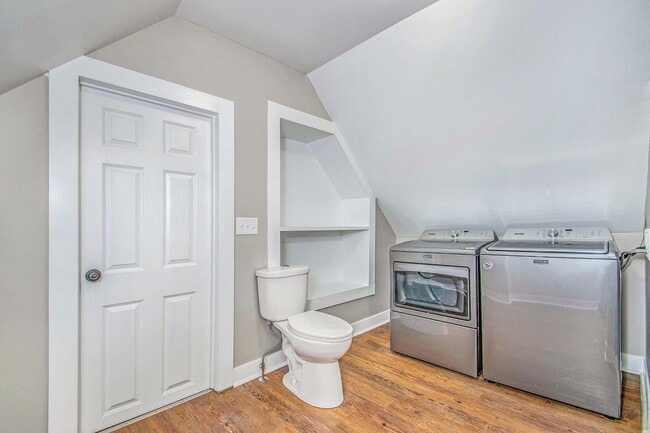 Building Photo - Spacious 4 Bedroom / 2 Bath Single-Family Home – Prime Location Near Downtown GR