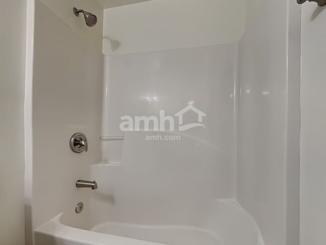 Building Photo - 488 Lincolnwood Ln