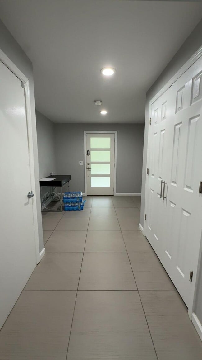 Building Photo - 17 Roslyn Dr