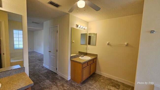 Building Photo - 3 Bed 2 Bath 2 Car Garage