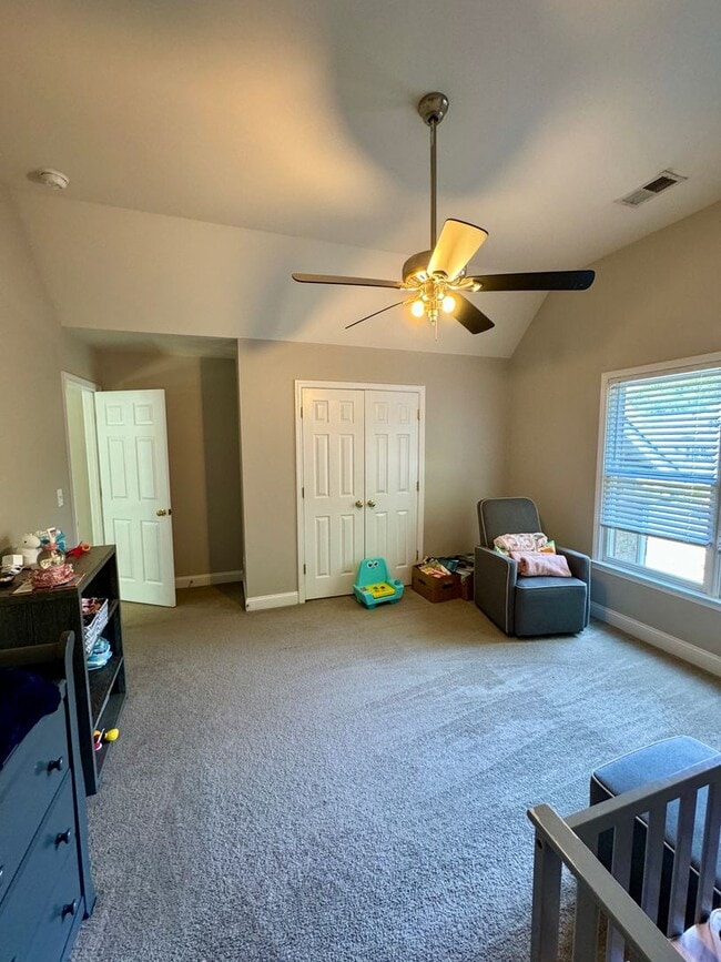 Building Photo - AVAILABLE AUGUST 23.  Spacious 5BR Home in...