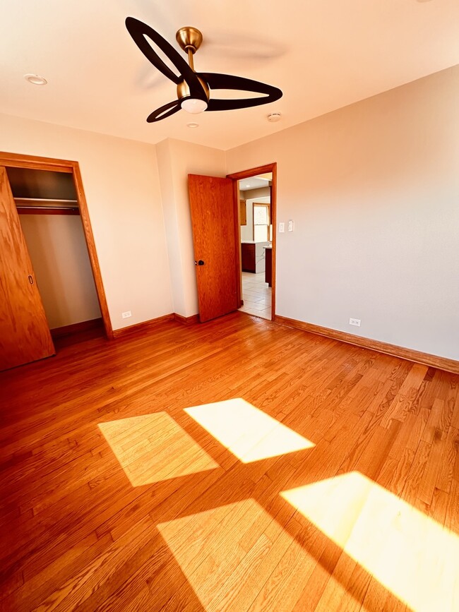 Building Photo - 2823 W 71st St