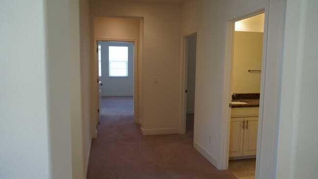 Building Photo - Beautiful 3 Bed, 2.5 Bath in Desirable Dia...