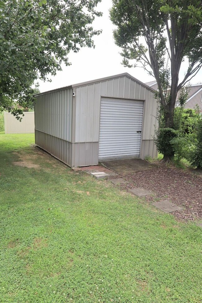 Building Photo - 8231 Lake Terrace Dr