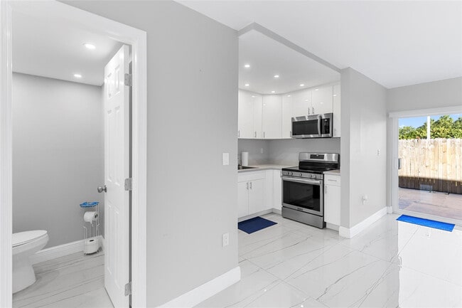 Building Photo - 5925 SW 36th Ct