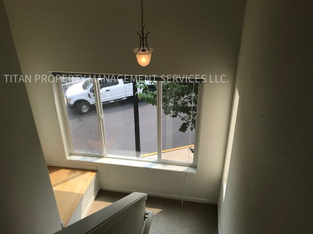 Building Photo - Beautiful Three Story Townhouse with Gas F...