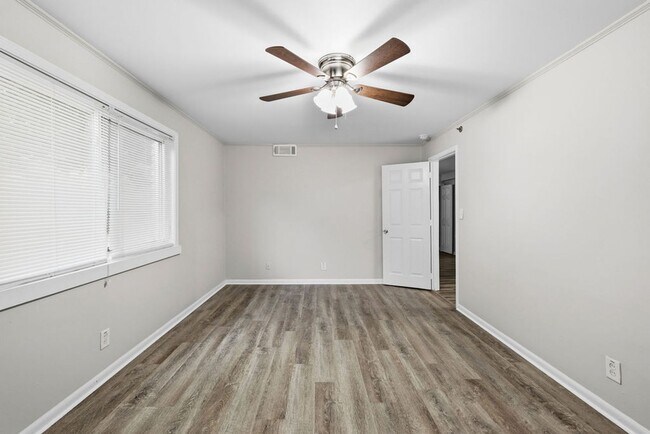 Building Photo - 1621 Line Cir