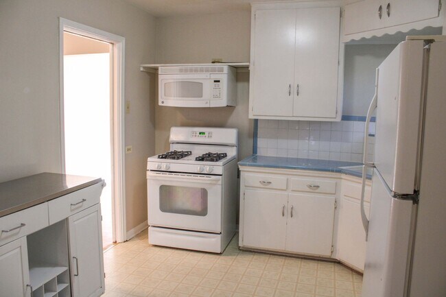 Building Photo - 3 BEDROOM WILSHIRE