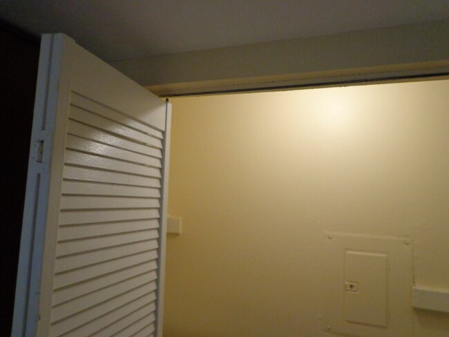 Building Photo - Charming condo features 2 bedrooms and 1 b...