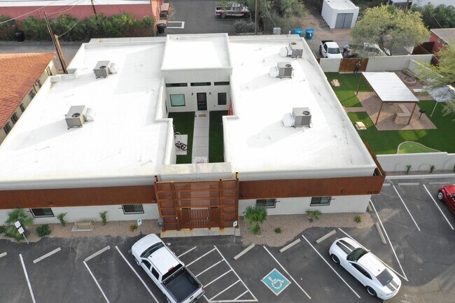 Building Photo - 2430 E 6th St